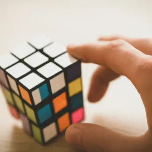 Jak ułożyć kostkę rubika w kilku krokach?